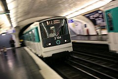 Paris : il pousse une femme sur les voies du métro