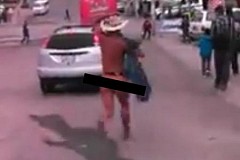 (Vidéo) Cul nu et avec un chapeau de cow-boy, il fuit devant un mari cocu