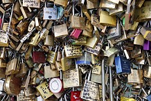 (Photos) France: Pour sceller leur union, certains couples mettent leurs noms dans un cadenas et jettent la clé à l'eau
