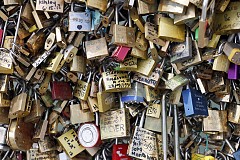 (Photos) France: Pour sceller leur union, certains couples mettent leurs noms dans un cadenas et jettent la clé à l'eau