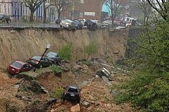 (Photos) USA: Une rue avale plusieurs voitures à Baltimore (Photos) USA: Une rue avale plusieurs voitures à Baltimore