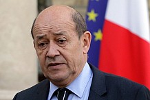 Le ministre français de la Défense, Jean-Yves Le Drian, reçu par son homologue ivoirien