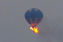 L'horreur pour des passagers d'une montgolfière: la nacelle a pris feu après avoir touché une ligne haute tension