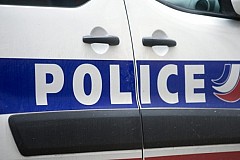 Brando : il frappe sa fille à coups de mâchette parce qu'elle a un petit ami noir Brando : il frappe sa fille à coups de mâchette parce qu'elle a un petit ami noir