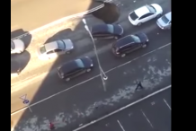 (Vidéo) Un trou apparaît sur une route en Russie