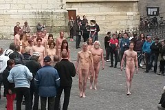 Ils déambulent à poil dans les rues de Bienne