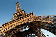 Ivre, il escalade la tour Eiffel en pleine nuit