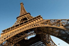 Ivre, il escalade la tour Eiffel en pleine nuit