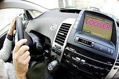 Il tente de voler dans une voiture mais se retrouve enfermé à l'intérieur Il tente de voler dans une voiture mais se retrouve enfermé à l'intérieur