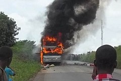 Un autocar part en fumée à l'entrée de Yamoussoukro