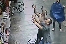 (vidéo) Un gamin tombe du deuxième étage de l'immeuble dans les bras d'un homme qui le rattrape miraculeusement 