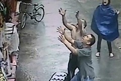 (vidéo) Un gamin tombe du deuxième étage de l'immeuble dans les bras d'un homme qui le rattrape miraculeusement (vidéo) Un gamin tombe du deuxième étage de l'immeuble dans les bras d'un homme qui le rattrape miraculeusement