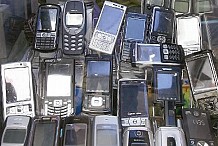 En RDC, la police se lance dans les autodafés de (faux) téléphones portables