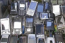 En RDC, la police se lance dans les autodafés de (faux) téléphones portables
