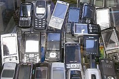 En RDC, la police se lance dans les autodafés de (faux) téléphones portables En RDC, la police se lance dans les autodafés de (faux) téléphones portables