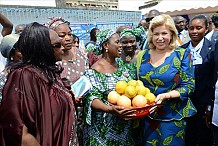 Fête des mères: Mme Dominique Ouattara fait un don d’au moins 100 millions FCFA aux femmes d’Agboville