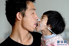 Un papa nourrit sa fille malade à la façon des oiseaux Un papa nourrit sa fille malade à la façon des oiseaux