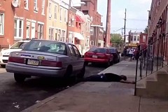 (Vidéo) Il se met KO en s'acharnant sur sa voiture