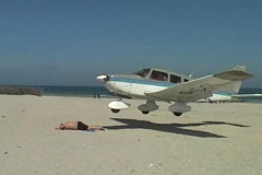(Vidéo) Un avion manque d'écraser un touriste allongé sur la plage