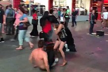 (Vidéos) La danseuse fait pipi sur son partenaire en pleine rue 