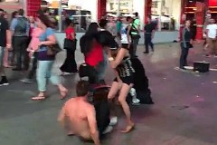 (Vidéos) La danseuse fait pipi sur son partenaire en pleine rue (Vidéos) La danseuse fait pipi sur son partenaire en pleine rue