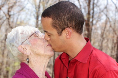 (Photos et Vidéo) À 31 ans, il est en couple avec une femme de 91 ans 