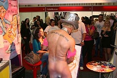 (Photos) Il peint avec son pénis (Photos) Il peint avec son pénis