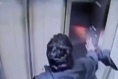 (Vidéo) L'ascenseur fou emmène un homme sur le toit de l'immeuble avec les portes ouvertes.