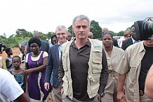 En visite à Yamoussoukro, José Mourinho promet un soutien à la cantine scolaire de Nanan