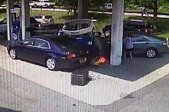 (Vidéo) Il sauve la vie d’un homme juste avant une explosion (Vidéo) Il sauve la vie d’un homme juste avant une explosion