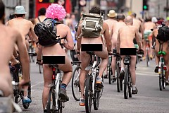 Ils roulent nus à Londres pour promouvoir l'écologie