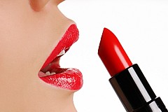 Quatre astuces pour faire tenir en place son rouge à lèvres (à défaut de son homme)