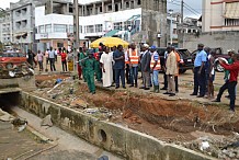 Pluies diluviennes à Abidjan : le maire N’goan Mathias aux côtés des sinistrés de Cocody