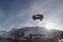 Il tente de battre le record du monde du plus long saut en voiture