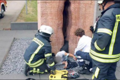 Oups: Il se coince le pied dans un vagin géant