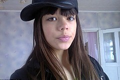 Jalouses de sa beauté, quatre ados tabassent l'une de leurs camarades de classe et l'obligent à manger de la boue Jalouses de sa beauté, quatre ados tabassent l'une de leurs camarades de classe et l'obligent à manger de la boue