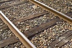 (Vidéo) Il sauve une jeune femme endormie sur les rails alors qu'un train arrive (Vidéo) Il sauve une jeune femme endormie sur les rails alors qu'un train arrive