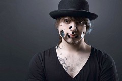 (Photos) Joël, 23 ans, est accro aux piercings: il a deux trous de 36 mm dans chaque joue (Photos) Joël, 23 ans, est accro aux piercings: il a deux trous de 36 mm dans chaque joue