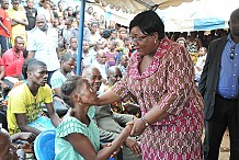 La ministre Anne Ouloto apporte le reconfort du gouvernement ivoirien à des victimes d’éboulement de Mossikro