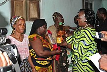 La ministre Anne Ouloto apporte le réconfort du gouvernement ivoirien à des victimes d’éboulement de Mossikro (Attécoubé)