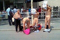 Des grand-mères nues pour défendre les droits de l'homme à Pékin Des grand-mères nues pour défendre les droits de l'homme à Pékin