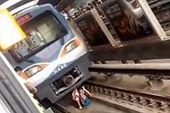 Chine: Une femme enceinte tombe sur les rails du métro... qui s'arrête juste à temps Chine: Une femme enceinte tombe sur les rails du métro... qui s'arrête juste à temps