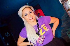 La chanteuse britannique Cassie Graves vit un calvaire permanent: elle sent continuellement le poisson La chanteuse britannique Cassie Graves vit un calvaire permanent: elle sent continuellement le poisson