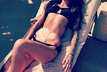  (photos) Ce mannequin en a assez de cacher sa maladie: elle pose en bikini avec ses sacs de colostomie