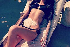 (photos) Ce mannequin en a assez de cacher sa maladie: elle pose en bikini avec ses sacs de colostomie (photos) Ce mannequin en a assez de cacher sa maladie: elle pose en bikini avec ses sacs de colostomie