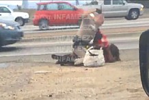 (Vidéo) Un policier frappe une femme à terre sur le bord de l'autoroute