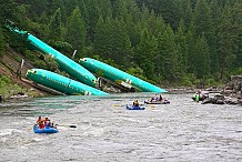 (vidéos) Un train transportant des avions déraille au Montana: trois fuselages tombent dans la rivière