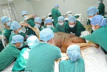 Cet homme a la plus grosse tumeur du monde: elle mesure 1,2 mètre et pèse 110 kilos!