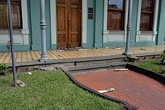 Nu il s’introduit dans une maison pour lécher une petite fille Nu il s’introduit dans une maison pour lécher une petite fille
