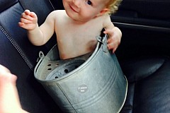 Cette fillette de 16 mois est restée coincée plusieurs heures dans un seau mais garde le sourire malgré tout Cette fillette de 16 mois est restée coincée plusieurs heures dans un seau mais garde le sourire malgré tout
